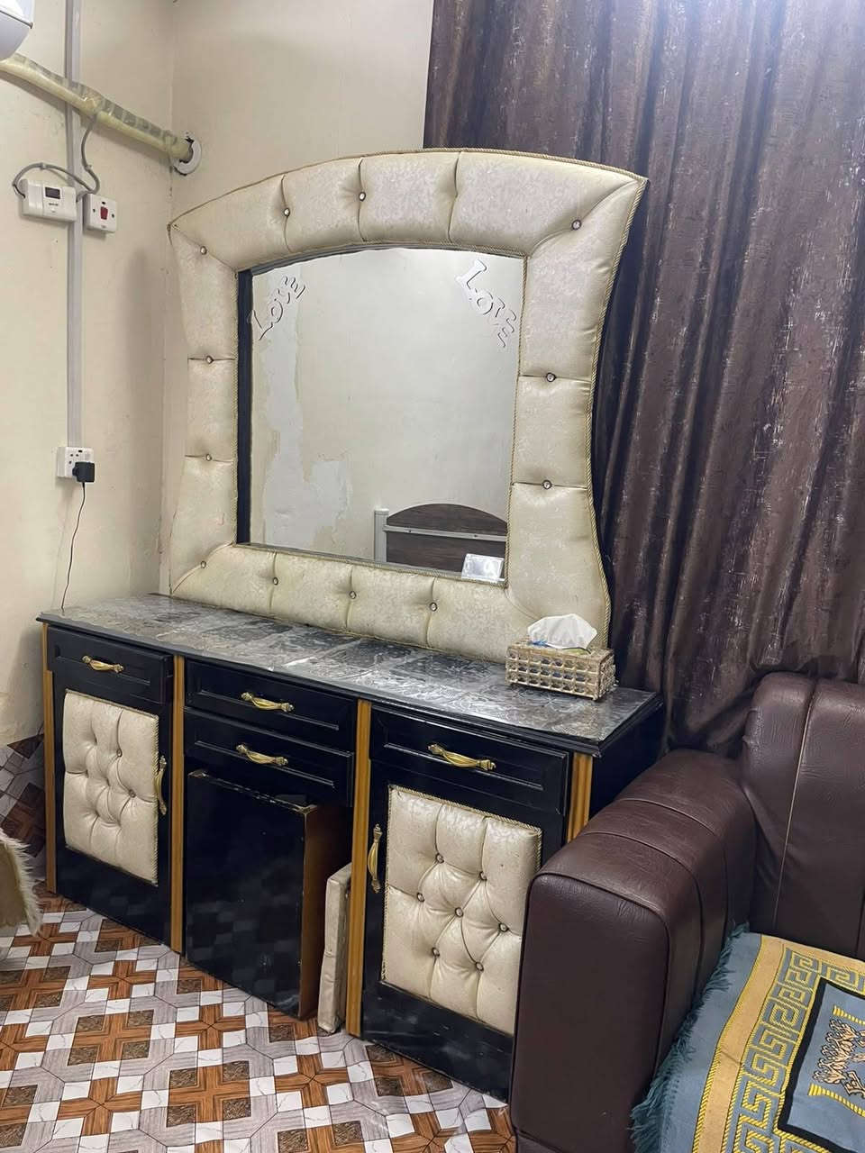 يا الله على بركة محمد وآل محمد 
غرفة نوم صاج داخل وخارج غرفة حلوة ونظيفة والكنتور ٥ أبواب ملحق دوشمه ب الاستفسار مراسله على الخاص او الاتصال على الرقم ***********
