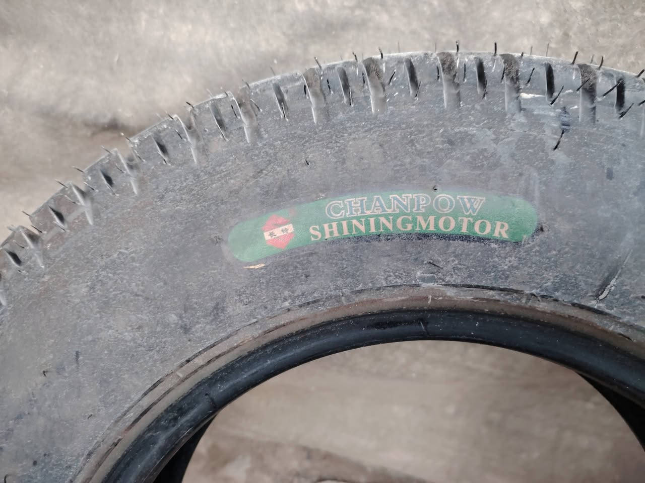 السلام عليكم تايرات ستوتة استعمال ربع ساعة جديده البيع قفل قفل ٤٠ الموشراي لا يتعبني ***********
