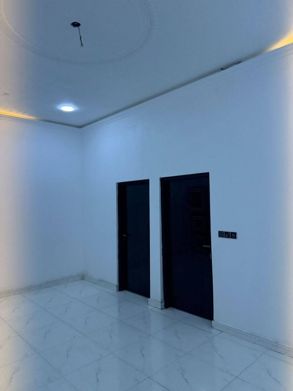 بيت للبيع مساحه 240 متر السعر 138 مليون البناء بلوك كونكريت درجه اولى يحتوي على غرفتين وصاله ودوانيه ومطبخ وحمام وصحيات داخليه وخارجيه وكراج وحديقه العنوان البصره الجزيره اليوبه اللاستفسار تواصلو معنا عبر الواتساب ***********
