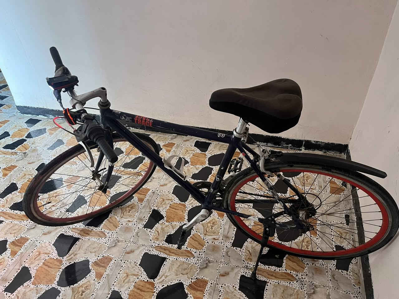 السلام عليكم 

بايسكل c700/الحجم27/ويا غراض كامله/السعر  100 وبي مجال/مكاني بغداد المنصور (***********)
