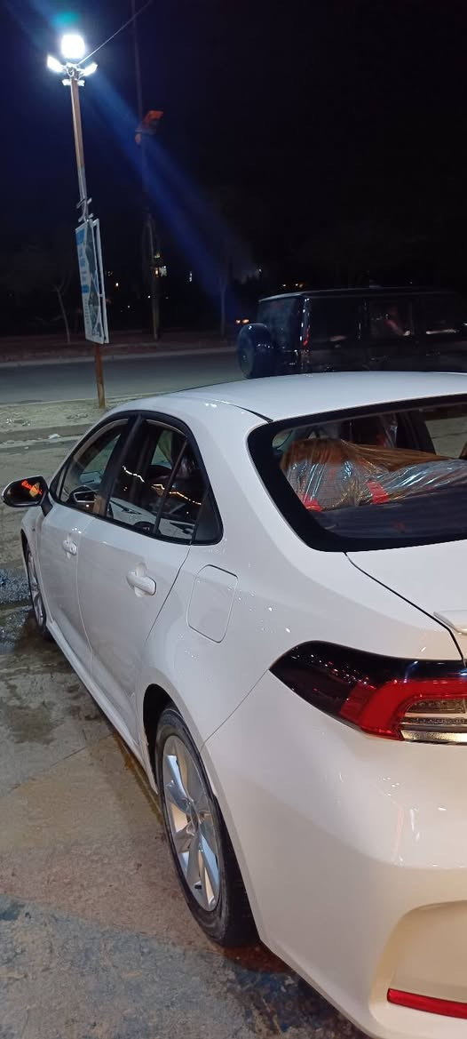 � للبيع كورلا 2025 وارد الصين 🚗
▫️ اللون: أبيض
▫️ داخل: جلد أحمر
▫️ القير: أوتوماتيك
▫️ العداد:15,000 كيلو
▫️ الحالة: نظيفة جداً

✨ المواصفات:

 • شاشة
 • كاميرا خلفية
 • تحديد مسار
 • بلوتوث + USB
 • مثبت سرعة
 • دخول ذكي
 • مرايا كهرباء
 • تكييف قوي
 • إيربگ
*السارة مازالت تحت الظمان 
🔥 المميزات:

 • السيارة ما تحتاج شي
 • مشيها ناعم
 • اقتصادية بالبنزين
 • فحص بأي مكان
* السيارة مكفولة 

💰 السعر: (158 ورقة) وبيهة مجال 
📍 الموقع: (حي الجهاد )
📞 للتواصل: (***********)
