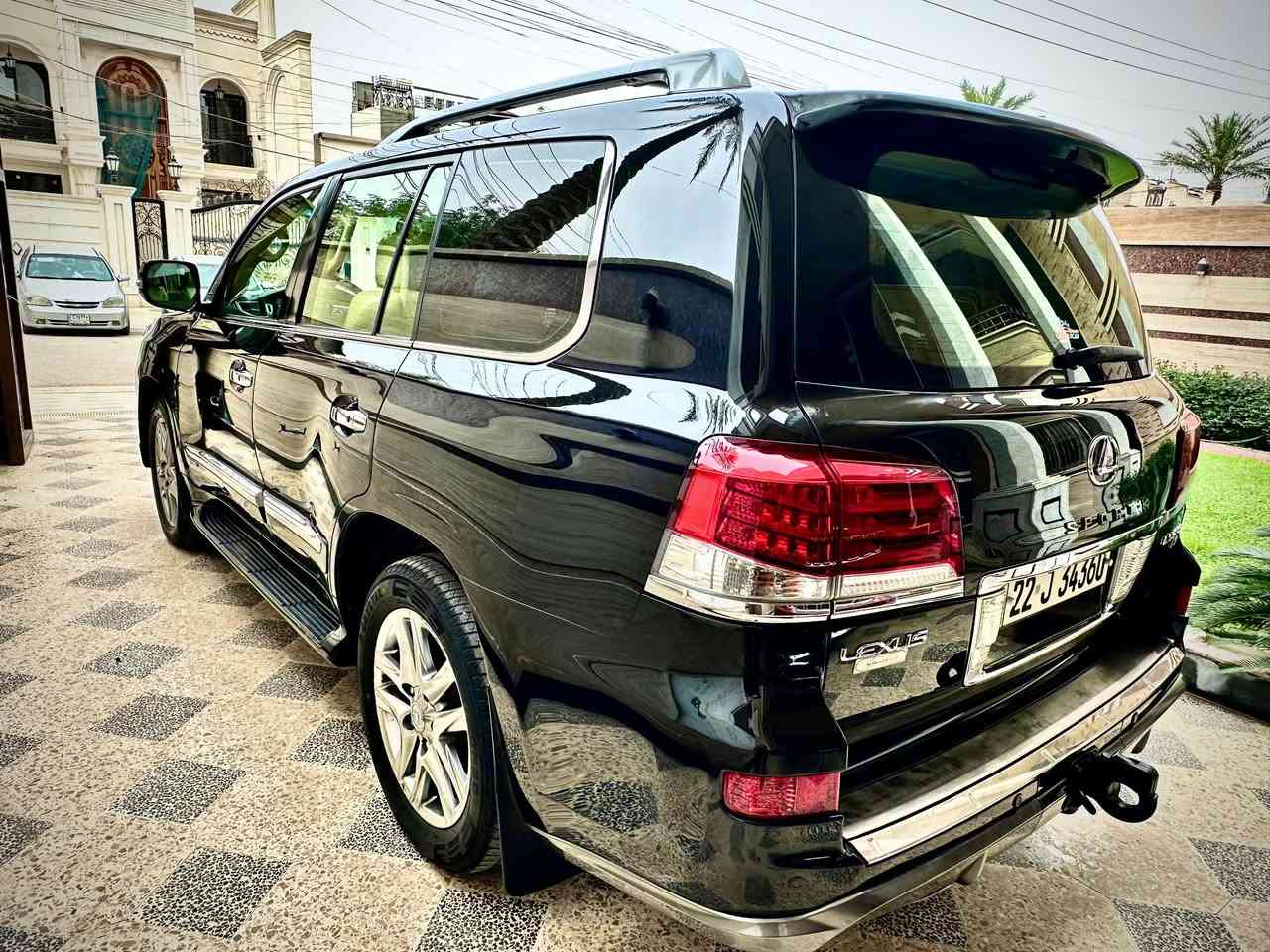 لكزس LX 570  سبورت مۆدیل 2014 خليجي
فول مواصفات  حيل جديدة مكفوله عدى بارد بسيط
مواصفات السيارة 
محرك 8 سلندر
المسافة ١٦١ الف كيلو.
سقف سلايد ، كشن جلد  داخل بيجي شاشات ديفيدي 3 ، 
كشنات تدفئه وتبريد  حتى كشنات خلفي كهربائي .
خمس كامرات ، رادار  مسار شارع  ، دبل جوب كهربائي  . 
دبل اكسل ، مانع تزحلق ، حساسات امامي والخلفي  . 
مرايات كهربائي  ، كشنات خزن وميموري ، لايتات زينون بلاد ، 
مع كثير من مواصفات اخری 
باسمي تحويل مباشر
السيارة من الدعاميه للدعاميه مابيها دينار مصرف 
كلها باقية على وضع الشركة 

السعر 375$

العنوان : بغداد السيدية

للاستفسار ***********
