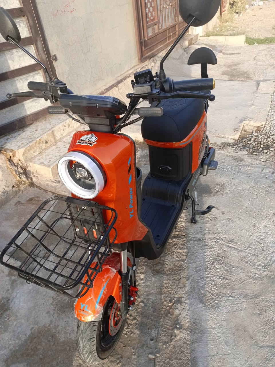 سلام عليكم ماطور R9للبيع اي عيب مابي نضافه فول وكهربايات كلهه شغاله السعر 405 التواصل عله رقم ***********
