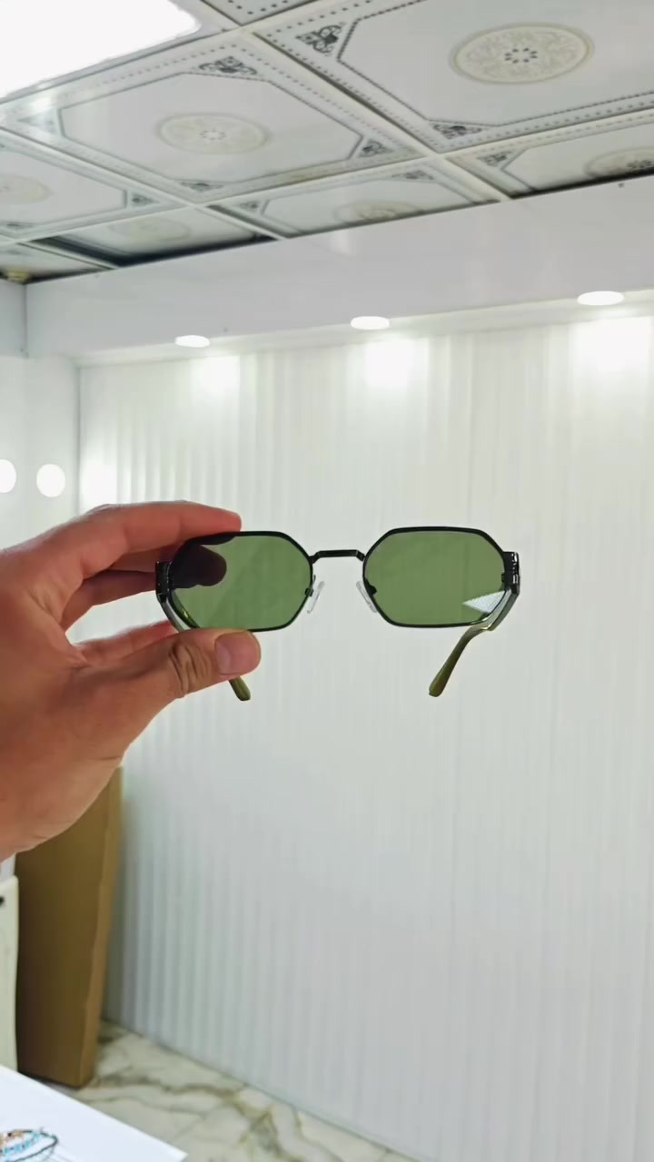 شمسي Versace إطار 
متوفر لدى المرتضى للبصريات
للطلب *********** 
العنوان الصويرة حي المعلمين شارع أسواق بيت صخي قرب سرمد مول 
نظارات طبية نظارات شمسية عدسات لاصقة 
#نظارات_شمسيه #نظارات_طبيه #فاحص_بصر
