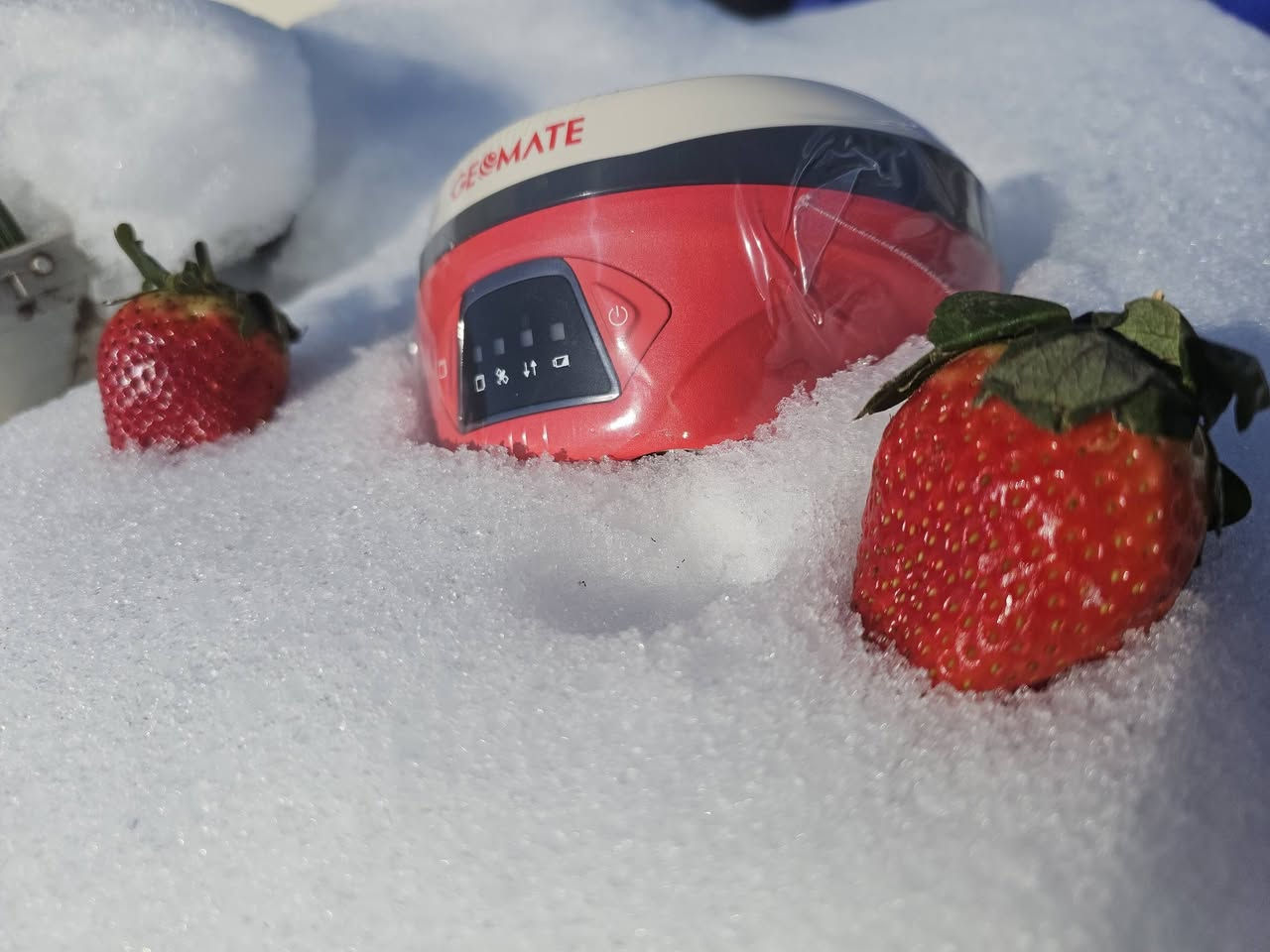 💙💙***********💙💙
💛سنة اشتراک مجانی من کل العراق💛
جهاز GeoMate SG6 هو جهاز استقبال GNSS محمول
 ومتطور للمسح، يتميز بـ 1608 قناة، ووحدة IMU، وكاميرا مزدوجة لتقنية المسح البصري (AR Stakeout وVisual Survey) ويقدم دقة عالية (ملليمترية) في تحديد المواقع، مع متانة (IP68) وسهولة استخدام، مما يجعله أداة قوية للمساحين في الظروف الميدانية الصعبة. 
أبرز المواصفات والميزات:
نظام GNSS: يدعم أنظمة الملاحة العالمية المتعددة، مع 1608 قناة لتتبع إشارات الأقمار الصناعية بدقة.
IMU (وحدة القياس بالقصور الذاتي): معدل 200 هرتز وزاوية ميل تصل إلى 60 درجة، مما يعزز الدقة في المواقع الصعبة.
الكاميرات: كاميرا أمامية وخلفية بدقة 2MP و 5MP تدعم وظائف المسح البصري والتصوير ثلاثي الأبعاد (3D Modeling).
الدقة: دقة عالية تصل إلى 8 مم + 1 ppm (أفقي) و 15 مم + 1 ppm (رأسي).
المتانة: تصنيف IP68 (مقاوم للغبار والماء)، وتصميم قوي ومناسب للظروف الميدانية القاسية.
الاتصال اللاسلكي: Wi-Fi، بلوتوث، NFC، ويدعم اتصالات RTK و GSM لمسافات طويلة.
الذاكرة والبطارية: ذاكرة داخلية 8GB، بطارية تدوم حتى 16 ساعة (مع ميزة النسخ الاحتياطي).
البرمجيات: يتضمن برنامج MateSurvey ويقدم ميزات مثل المسح البصري وتحديد النقاط المرئي. 
باختصار، الـ SG6 هو جهاز مسح بصري متكامل يجمع بين دقة GNSS القوية والكاميرات المتقدمة لتبسيط وتسريع عمليات المسح والتوقيع في الميدان.
