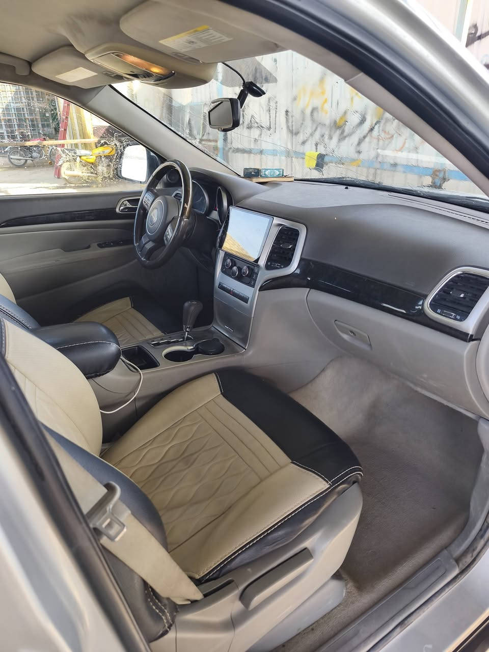 السلام عليكم ، للبيع
جيب / 2012 / لاريدو 
وآرد أمريكي ، كلين
مثل ما وضح بل صور
 ( دواخل كفاله ) ايرباك مكفول 
السياره رقم نجف
المواصفات الأساسيه
💥محرك 6 سلندر 3600 لمرغوب 
💥كير أوتو ماتيك
💥مرايات عاكس للضوء 
💥تحكم ستيرن 
💥كامره خلفية
💥نضام تقليل صرف الوقود ECO
💥منافذ شحن وأواكس أمامي خلفي 
# كشن السايق كهربائي

وباقي التفاصيل معروفه ...
أخوان السياره كامله وكلش نضيفة 
كشر السيارة نضيف 
كير،محرك،كهربائيات، 
حداده ، تبريد ، 
بألف عافيه ع الياخذها 
سياره صدك مال جـنـاي 
سيارة حلوة كلش ونضيفة
السعر ١٦٠ ورقه 
. . . . . . . . . . . .
***********
