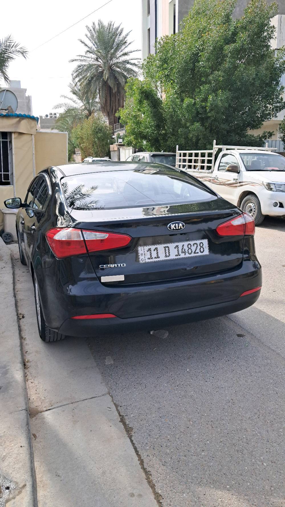 السلام عليكم ورحمة الله كيا سيراتو للبيع وكالة الشركة الدوليه  موديل2015 نظافة السياره شوف العين والفحص أن شاء الله عندي بيها باب الخلفي الأيمن بدلته أباب أصلي أثر شخط نافذ وطلقه بالقمارة بيها والسونار موضح كلشي كير مكينه جيد جدآ مكفولات من الفتح تخم تاير جديد السياره ماشيه 156الف كم السنويه بأسمي مكاني بغداد حي الجهاد السعر 113$وبها مجال بسيط للأستفسار الاتصال بالرقم ***********