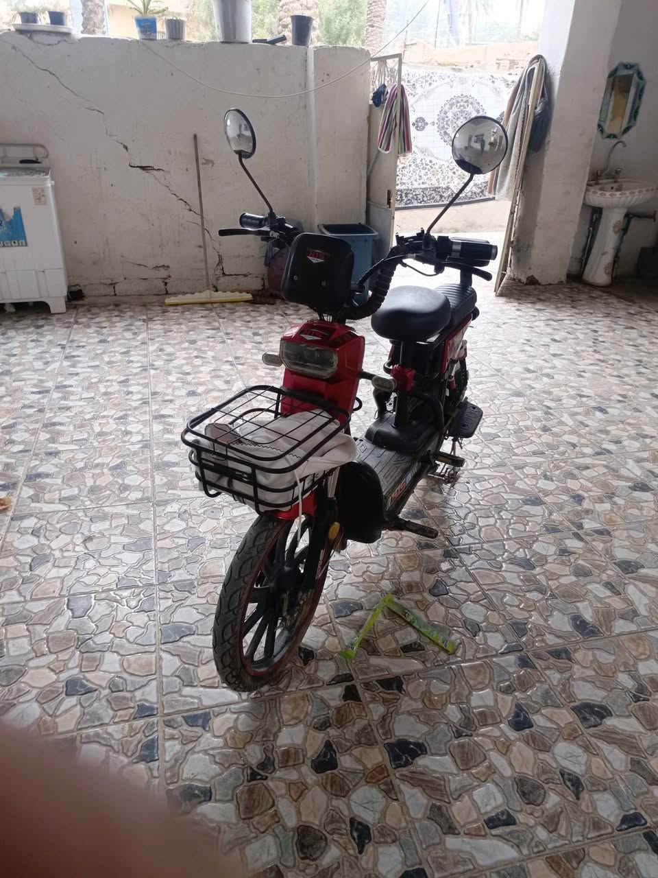 السلام عليكم دراجه شحن جديد كلش استعمال سبوع فقط سعرة ٣٥٠ مكاني خرنابات ***********
