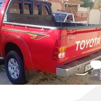 سياره هايلوكس 2010سياره جديده طخم تأير جديد مابيها صبغ بس اربع أصابع ب...