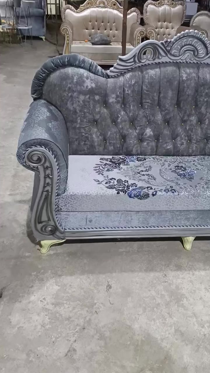 ***********
تخم ملكي ابو التاج ١٠ نفرات زلغ مابيه حيل نظيف محد كاعد عليه واكو توصيل الي باب بيتك عدنه توصيل الي
