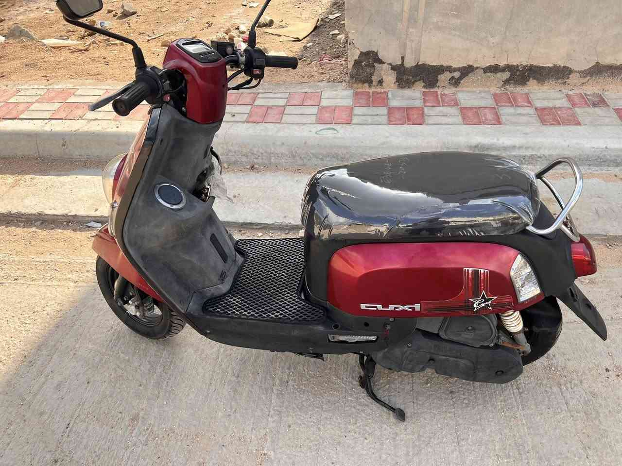 السلام عليكم دراجه بوليسي موديل 10صار يومين من طلعت جديده ناعمه وكلشي شغال بيها وختم واحد وكله بلاد مليون و50وبيه مجال *********** عنوانه طوريج
