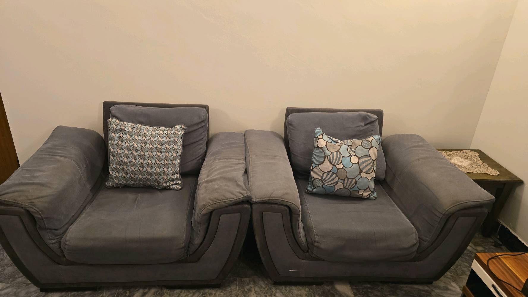 
شنو هو طراز أو ماركة التخم؟: 
تركي ٨ مقعد يفتح سرير واسع 
وين موقعك بالضبط في العراق؟: 
بغداد الغدير قرب ضريبة بغداد الجديدة 
هل التخم بحالة جديدة أو مستخدمة؟: 
مستخدم بحالة جيدة 
هل السعر ثابت او قابل للتفاوض؟: 
نعم 
عندك خدمة توصيل أو لا؟: 
لا