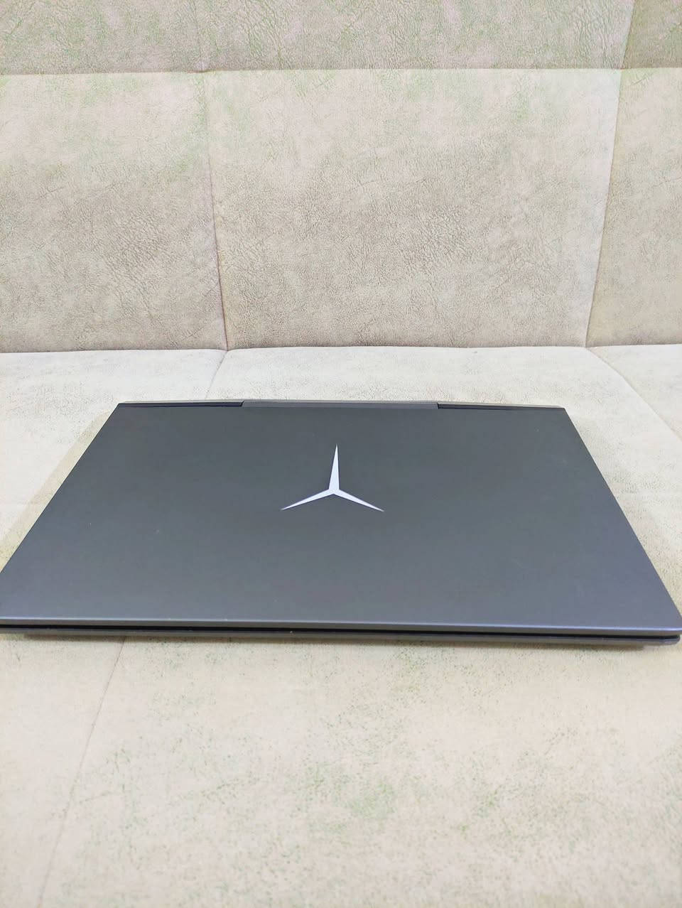 لابتوب گيمنك للبيع Lenovo 
💻 لابتوب للبيع بمواصفات عاليه للتصميم وللالعاب:-

اسم الجهاز: Lenovo legion y 7000p gaming 

المواصفات:-

المعالج: Intel Core i7-8750H

الشاشة: 
15.6 انش حجم 
FHD 
(1920×1080) 60Hz هرتز 

رام: 16 

المساحة:  1T HDD و 256 SSD 

كارت الشاشة:  Nvidia GTX 1060 

نظام Windows 11 

الملحقات: شاحنها الاصلي 175W + مبرد 

السعر المطلوب:  550 ألف 

مكاني بغداد (لايتوفر توصيل) 

اللاب توب بي مشكله بالكيبورد زر S و Z  و X مايشتغلون بس تكدر تربطله كيبورد خارجي 

للتواصل والاستفسار 📞 خاص واتساب :(***********)

