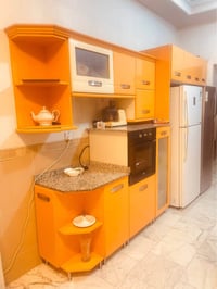 مطبخ تركي ارتفاع 2 م و 70 سم لون لونين متكامل ما عدا الاجهزه نظيف مثل ...