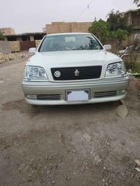 سياره كراون 2003 اصل مدفوع كمرك وضريبه كامله باقيه بس لوحات السياره 3د...