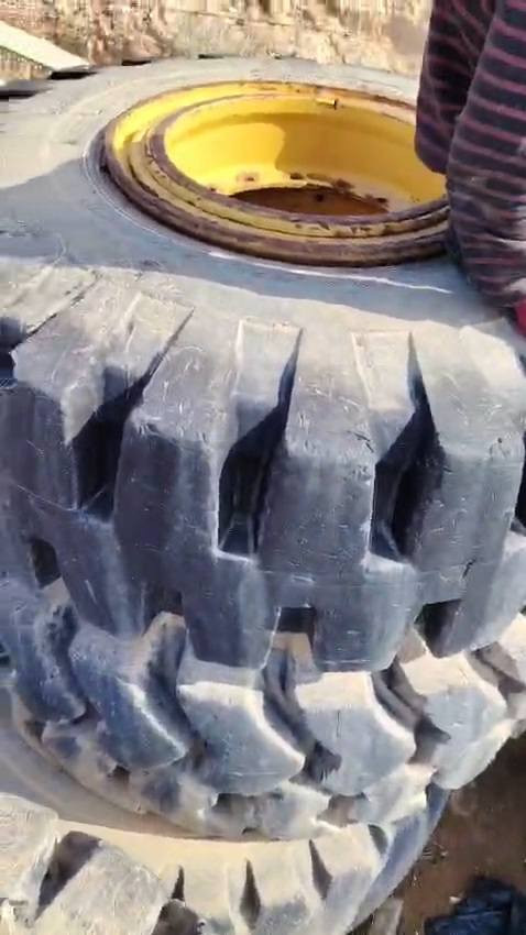 سلام عليكم تايرات شفل ربل العدد اربعه هو ويله نضافه 70/100 للبيع متواجد على الهاتف مكان واسط رقم الهاتف ***********
***********
