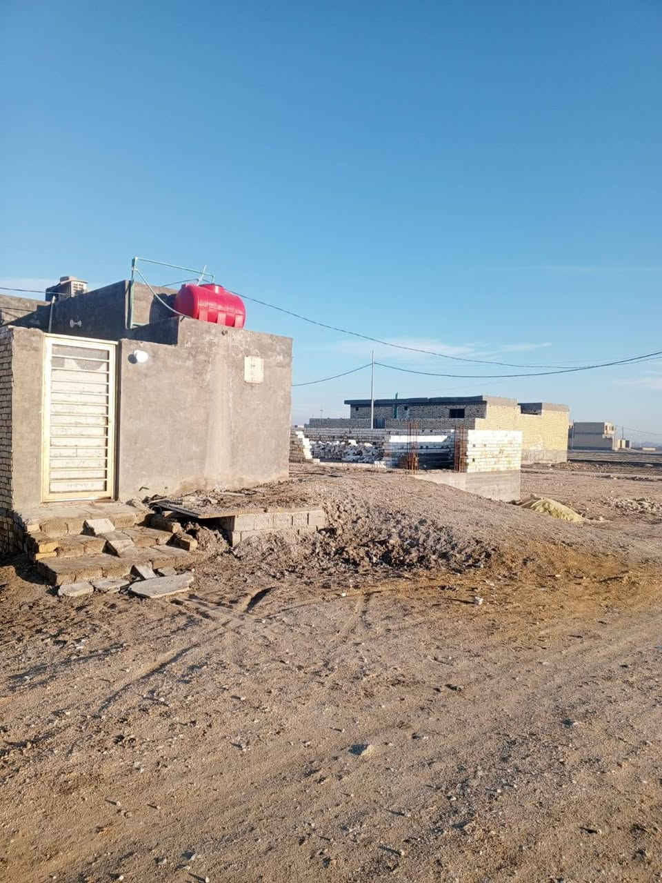 هيكل للبيع بالجزيرة واصلة خدمات بيه غرفة ومطبخ وصحيات كاملات وباقي البناء كما موضح بالصورة للأستفسار الاتصال على الرقم *********** او مراجعة المكتب / الصوب الكبير شارع الجسر مقابل مجمع ستار
