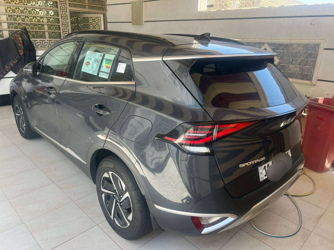 كيه اسبورتج 2025 زيرو
السياره استلام مصرف راعيها مايسدد 

Hybrid بانوراما – المواصفات

⚙️ المحرك والأداء:

محرك 2000 CC DOHC اقتصادي هايبرد.

ناقل حركة أوتوماتيك 6 سرعات

فتحة سقف بانوراما واسعة.

شاشة كبيره

شاشة عدادات رقمية متطورة.

 كرسي كهرباء للسائق والجهة الثانية .

تحكم كامل من الستيرن (بلوتوث، مثبت سرعة، أوامر صوتية).

إضاءة محيطية داخلية LED.

بصمة تشغيل + بصمة دخول ذكي.

صندوق كهرباء خلفي.

Two Color (داخلية/خارجية مميزة).

🛡️ أنظمة الأمان:

حساسات أمامية وخلفية + حساسات 360 درجة.

كاميرات محيطية عالية الدقة.

نقاط عمياء + إشارات بالمرآة الجانبية.

رادار أمامي مع تنبيه مغادرة المسار.

المحافظة على المسار + مساعد القيادة.

فرامل ABS + مانع انزلاق + أوتو هولد.

المظهر الخارجي:

أضوية أمامية وخلفية LED كاملة.

العجلات 19
استفسار اتصل ***********
