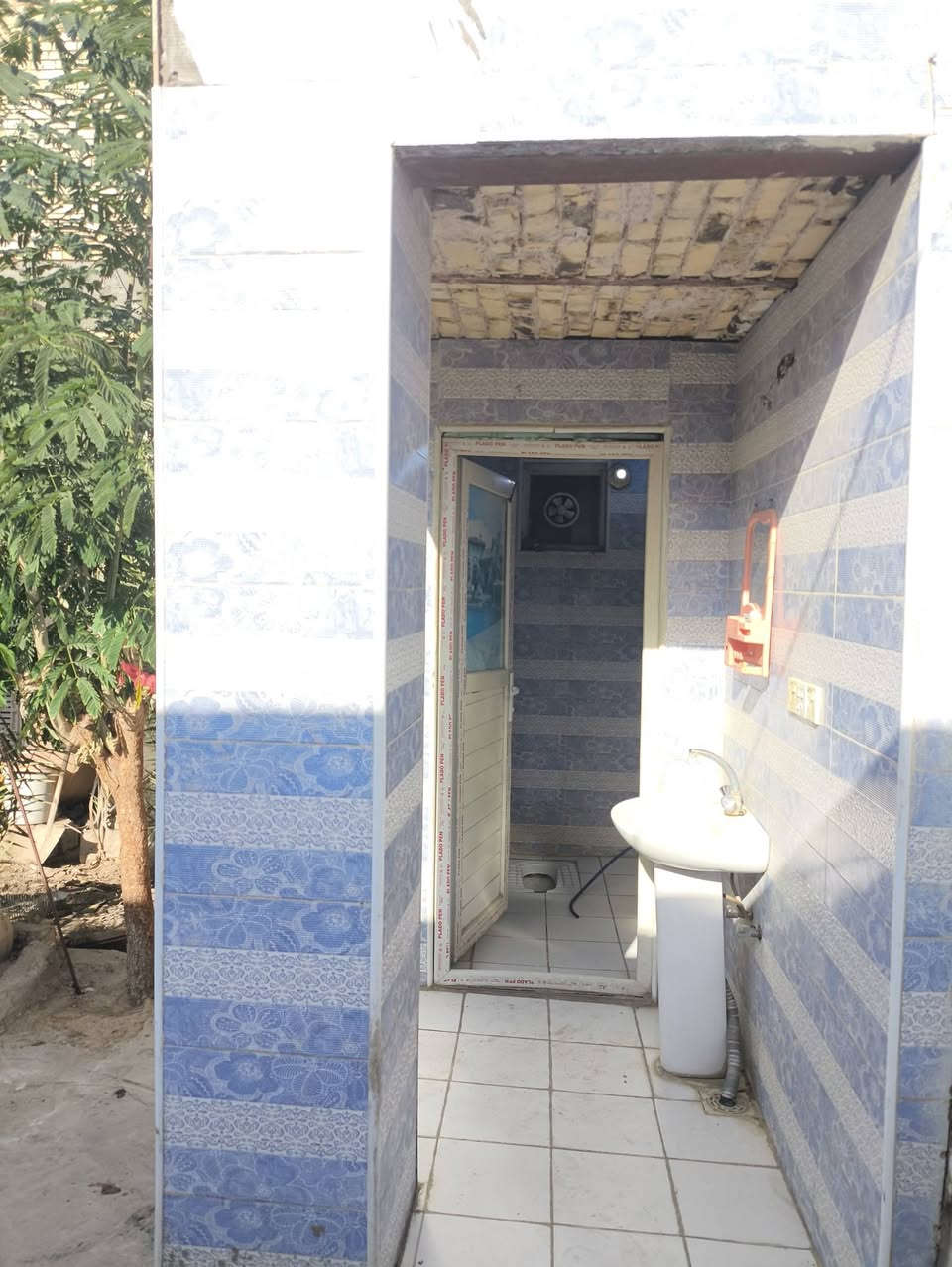 بيت بلديه للبيع مساحه ٢٠٠م بناء كامل بلوك السكف عكاده. البيت يحتوي ع طاررمه واستقبال ومطبخ وصاله وغرف  ثنين  وحمام داخلي وخارجي  مكشوفات ثنين  البيت كامل مال سكن معاملته كامله واصله للتقدير وبسمي المكان النجف الأشرف حولي شارع30سعر50 الهاتف***********
