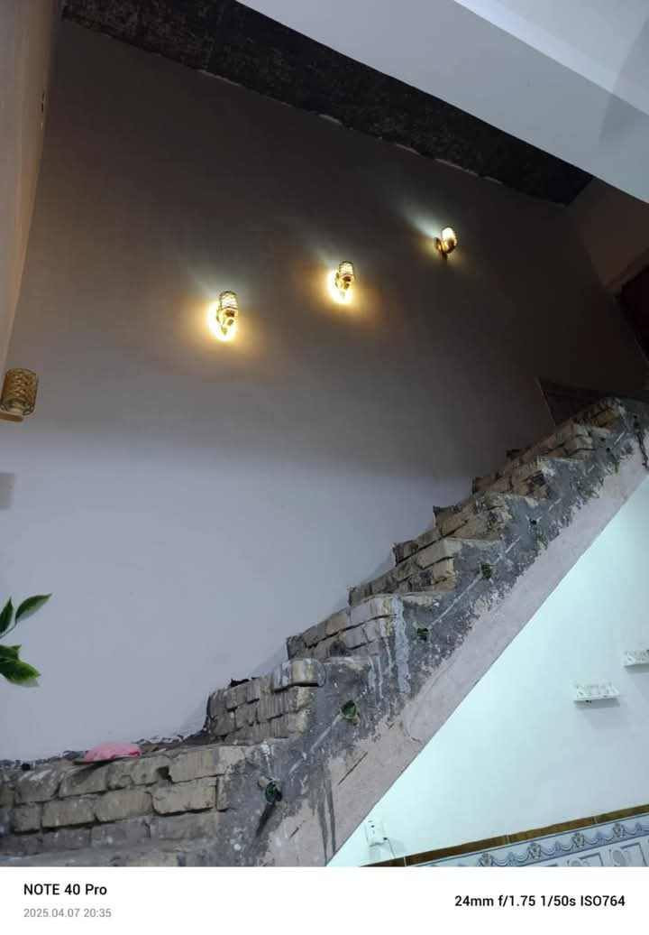 بيت طابو 100 متر الواجه 5 والنزال 20 طابقين الطابق الاول يحتوي على غرفه صاله مطبخ صحيات طارمه  9 أمتار مكان استقبال والطابق الثاني غرفه مطبخ صاله صحيات البيت كله سيراميك ارضي وجداري  بس الطابق الثاني عوزه سقف ثانوي ونقط كهرباء فقط العنوان حي العسكري شارع الترابي للاستفسار الاتصال او المراسله ‏‪***********
