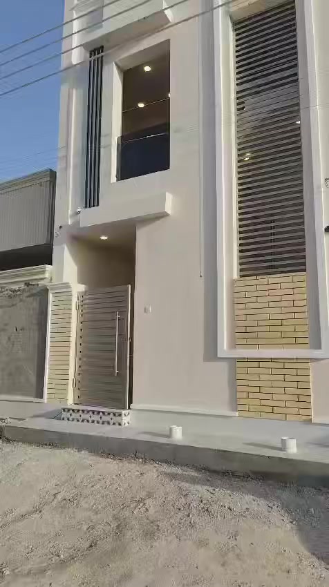 دار للبيع في منطقه الشرطة الخامسة
١٠٠ م طابقين بناء حديث زيرو 2026 يحتوي على 
( ٤ نوم  _ ٢ صالة  _٢ مطبخ _ حمام ٢_ منور ٢ )
طابو زراعي سند ٢٥ مجاور حسينية السيدة رقية  قرب جمله  المصطفى 
بناء حديث غير مسكون 
يصلح للسكن عائلتين أو استثمار( ايجار )
السعر مناسب 
للاستفسار الاتصال على الرقم***********
***********
