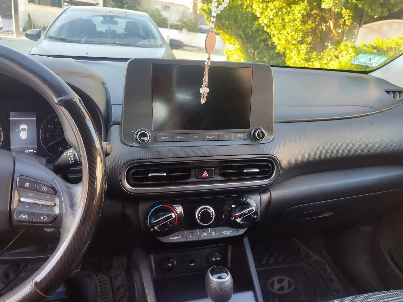 السلام عليكم
كونا 2022 شكل ال 2023  نص فول مواصفات وارد امريكي الايرباكات كلها سليمة عدا ايرباك البرده مال السائق وحادثها مرفق ويا الصور رقم اربيل
تريد وكاله تريد تحويل تدلل.
تاخذ سياره مال بيت وثقه ان شاء الله
بيها صبغ جاملغ ايمن وباب السائق وبارد صغير جدا بقبغ البانزين نتيجه النقل من امريكا .
المواصفات : 
محرك 2000  دوش
فور ويل السيارة
رادارات امامية 
نظام تعديل المسار
اوتو بريك 
اوتو ستوب
مانع انزلاق
كامرة دوارة
نظام قيادة نورمال وسبورت وسمارت
مانع انحدار
كروس سرعة
تحكمات ستيرن فول 
السيارة محرك 2000 دوش  وماشية 49 الف ميل حقيقي ومكانها بغداد
السعر 150 ورقة وبيها مجال بسيط للأستفسار:  *********** 
متوفر وتس اب
المكان بغداد حي الجامعه
