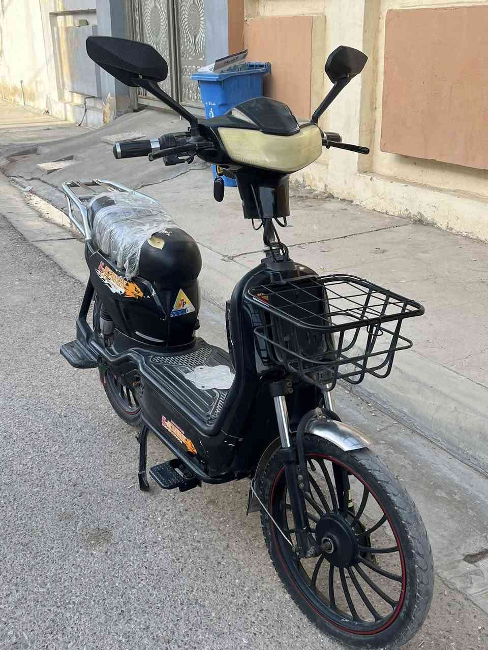 السلام عليكم دراجه للبيع نضيفه حيل بطاريات جدد ع الفحص نضيفه حيل السعر 350 وبي مجال للستفسار ***********
