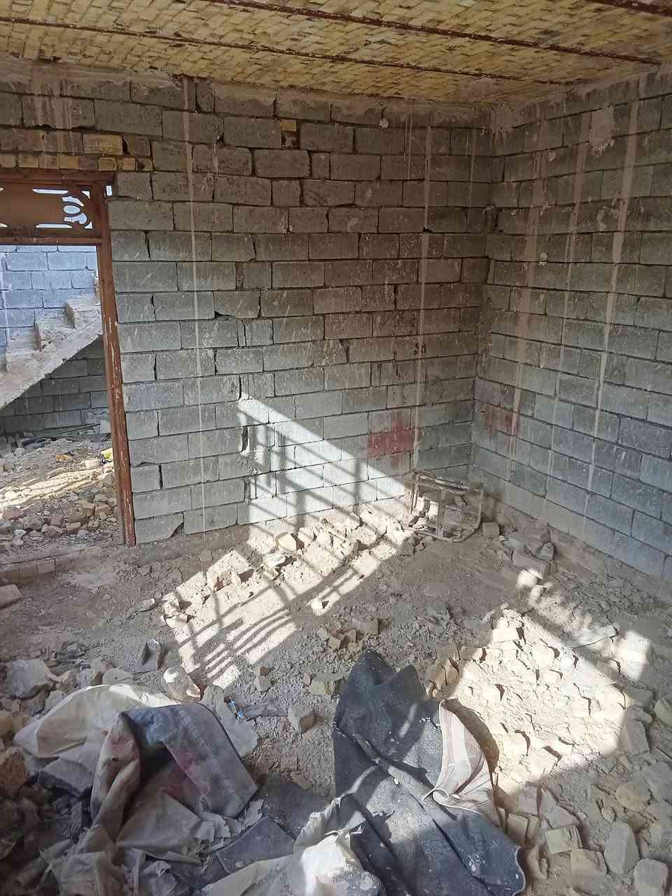 🔱🏠    #دار_للبـــــــــــــــــــــــــــــيع    
🏠 #مساحــــــة [      200  متر     ] °

🏠 المحتويات.🧱...  

1/••  طـــــــــــارمة.... 🏠
2/•• صحـــــيات [     #داخـلية. ووخارجـــــــية     ]..... 
3/•• برانـــــــي.... 
4/•• مطـــــــــبخ... 
5/•• صالــــــــة... 
6/•• غــــرف نــــوم [      #عدد  2       ]..... 
7/•• مــمر ( ترك)   عــلى #مـــدار البيــت... 

🏠 الخدمات 🧱..... 

1/•• الـــــماء 💦... يصـــــعد الى #الطـابق الثـــــاني 
وبدــــــــون ماطــــــــــور....(تعال وشوف) 

2/•• الكهــرباء ⚡ا... لمــــــحولة #بالـــــــباب كما 
موضـح بالصــــــــــورة...  #والمجاري كذلك.. 

🏠 المكان.. #قريــــــب على كلشي... 
( اســـواق.. ســــوق..  مـــطاعم..  مخـابز..  كل شيء )... 

🏠 الـــــــــعنوان 🏠
#الديوانــــــــية.. #حــــــي الفــــرات.. #قـــرب الطاقة الكورية... 

🏠 للــستفسار 🏠
(  ***********  او   *********** ) #صاحب الدار
