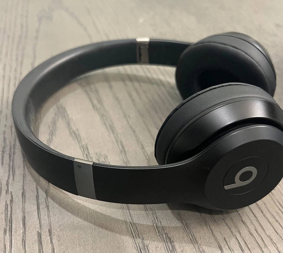 Beats Solo 4 (2024) السعر 165
عمر البطارية: يصل إلى 50 ساعة من التشغيل المتواصل بشحنة واحدة
الشحن السريع (Fast Fuel): شحن لمدة 10 دقائق يمنحك 5 ساعات من الاستخدام عبر منفذ USB-C.
تتميز سماعات Beats Solo 4 بمحركات صوت مخصصة مقاس 40 مم توفر صوتاً جهيراً (Bass) قوياً وعميقاً، مع نقاء عالٍ في الترددات، ودعم لتقنية الصوت المكاني. كما تدعم السماعة الاستماع عالي الدقة (Lossless) عند استخدام كابل USB-C أو كابل 3.5 مم.


**إذا كنت صاحب هذا الإعلان وتريد حذفه لأي سبب، رجاءا أرسل رسالة إلى الدعم الفني**