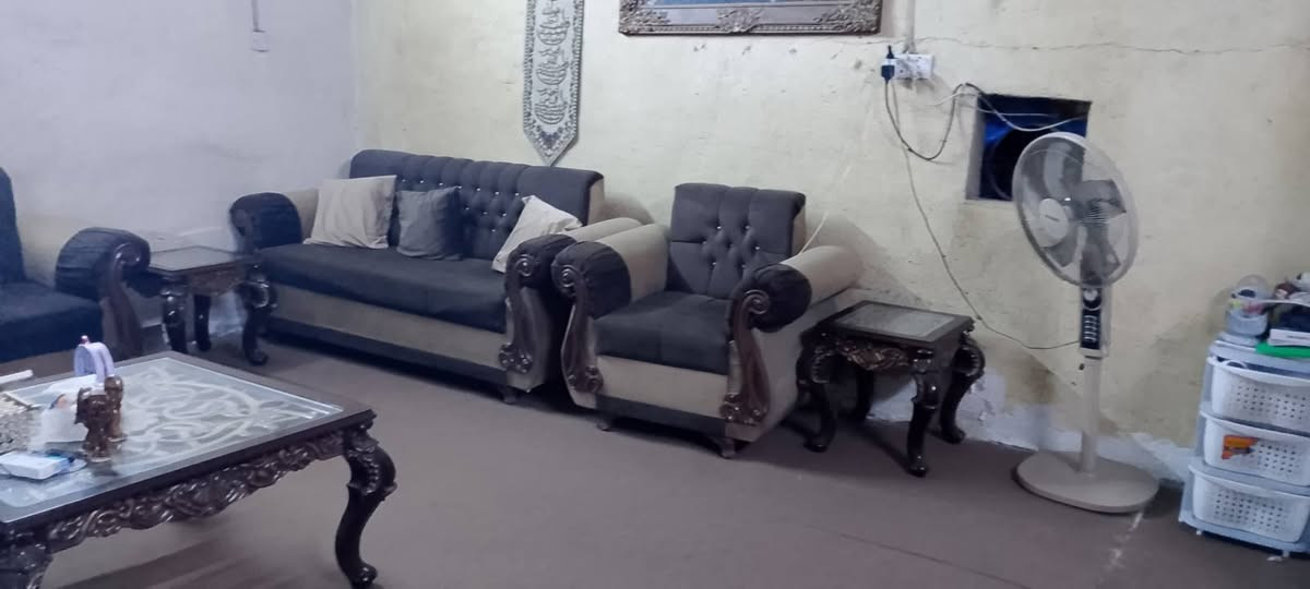 السلام عليكم تخم 10 مقاعد نوعية ممتازة مستعمل قليل جدا ..
 مع سيت طبلات عدد 5 درجة اولى طبله كبيرة واربعة صغيرة .. 
مع ميز شاشة 
التخم مع الطبلات مع الميز بسعر مناسب جدا جدا 
العنوان: بغداد / حي العدل
الاتصال على الرقم 
***********
يوجد واتساب
