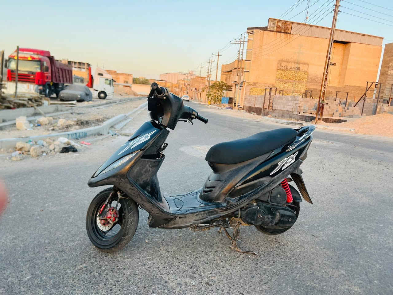 سلام عليكم اخوان  دراجه ماكس عدله للبيع الدراجه حلوه ونضيفه وكلشي شغال بيها محتاج وريد ابيعها عنواني البصره الزبير وهاذه رقمي ***********  السعر 775. وبيها مجال
