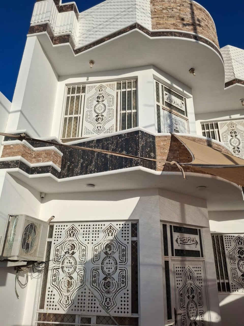 دار للبيع

مثنى خلف الخضراء

بصف ركن مقابيل المدارس 

175 متر

طابقين 5 غرف وباقي التفاصيل كامله

شغله حلو شغل جناي

فارغ او جاهز
للأستفسار  ***********
