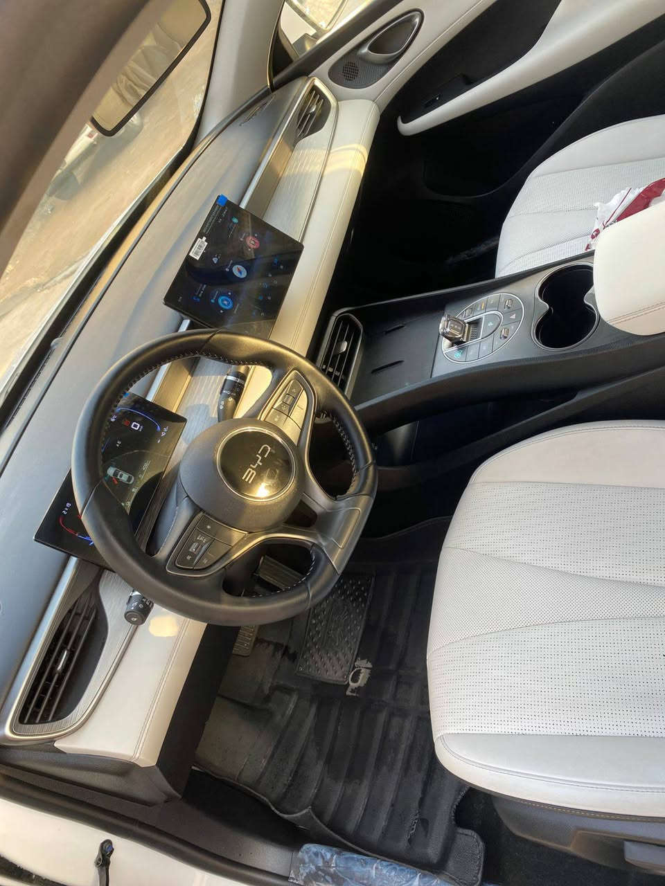 السلام عليكم 
بي اوي دي BYD موديل ٢٠٢٥ سيل 5 ماشيه ٣٠٠٠ كم للبيع على وضع الشركة  ، 
المكان بغداد  ، السعر  19.250 مليون مرقم بغداد وجاهز 
***********
