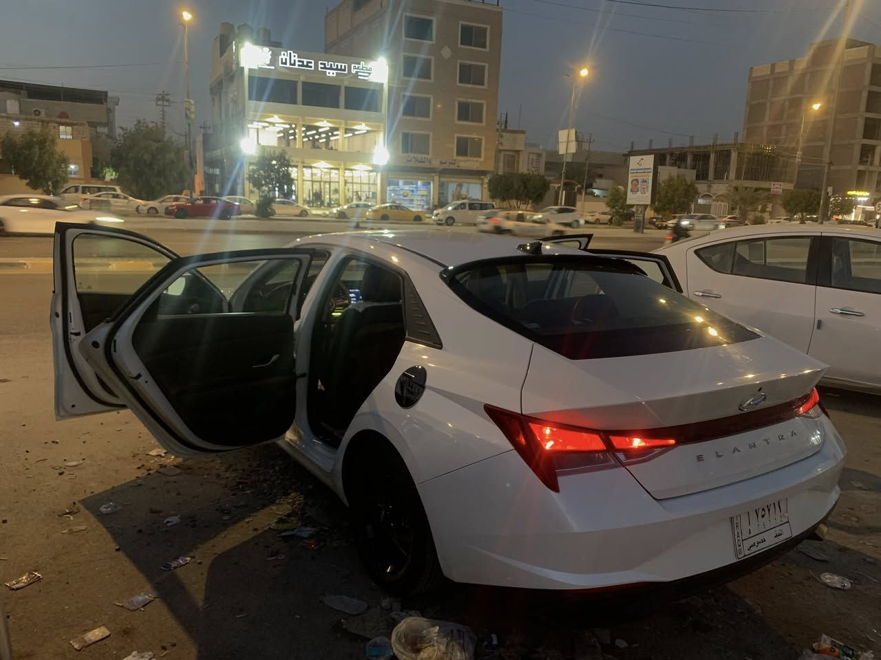 السلام عليكم ورحمة الله وبركاته
النترا 2023 وارد امريكي حادثها قطعتين 

وبيها اشكم رصعه كلش خفية بل قمارة 

السيارة جديدة على وضع الشركة ماشية 31 ألف
بصمة وتشغيل عن بعد 
بصمة أبواب 
قيادة ذاتية 
كامرا دوارة
وبيها رادارات 
التبريد بيانو 
بعد اهواي مواصفات 

رقمها نجف وبأسمنا السيارة 

الرقم :***********
