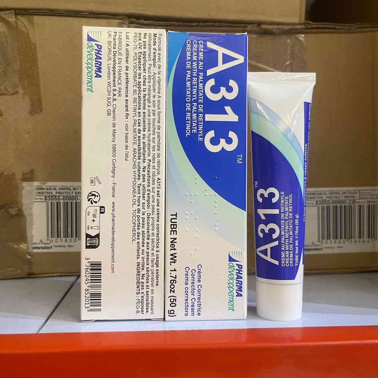 A313 Vitamin A Pommade – كريم الريتينول 
متوفر نوعين الاصدار القديم والجديد

بلد المنشأ: فرنسا 🇫🇷 

الحجم:50g

كريم علاجي شهير يحتوي على ريتينول بالميتات (فيتامين A) بتركيز فعّال يساعد على تجديد خلايا البشرة وتحفيز إنتاج الكولاجين لتحسين الملمس وتقليل الخطوط الدقيقة والتصبغات. يتميز بتركيبته الغنية التي تعمل على تحسين مظهر البشرة الباهتة وتوحيد لونها مع الاستخدام المنتظم.

✔️ يحتوي على فيتامين A المعروف بقدرته على تجديد البشرة.
✔️ يساعد في تقليل التجاعيد والبقع وتحسين الملمس العام.
✔️ مناسب للاستخدام الليلي على الوجه والرقبة.
✔️ تركيبة فرنسية فعّالة تترك البشرة ناعمة ومتوهجة.


**إذا كنت صاحب هذا الإعلان وتريد حذفه لأي سبب، رجاءا أرسل رسالة إلى الدعم الفني**