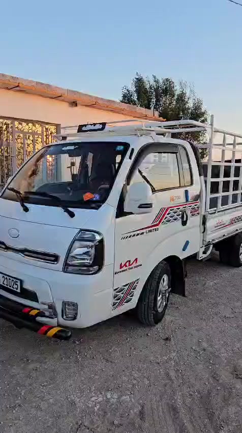 سلام عليكم كيا بنكو للبيع السياره كفاله عامه ماشيه 142الف ع وضع الشركه من مكينه كير حداديه خير من الله للستفسار اتصل ***********
