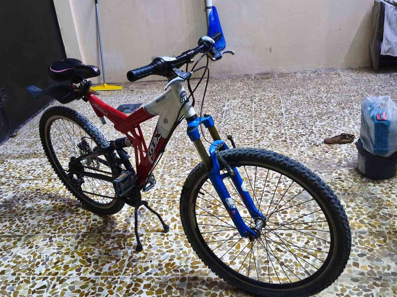 بايسگل ماركة GTX كلش نظيف للبيع ب100 الف وليه مجال 
كير امامي 3 سرعات
كير خلفي 6 سرعات
ابريك خلف ديسك
دبلات اماميه خلفيه شغاله


**إذا كنت صاحب هذا الإعلان وتريد حذفه لأي سبب، رجاءا أرسل رسالة إلى الدعم الفني**