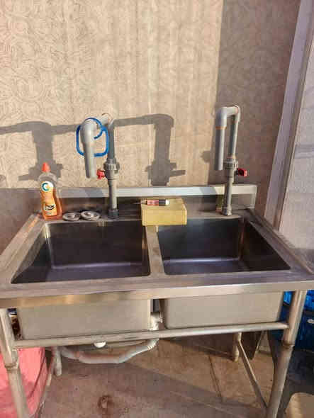 السلام عليكم اخوان محطه مياه RO للبيع السعه ١٠٠٠ لتر في الساعه رزنات جديده ممبرين جديد املاح ٩ ماطورات ايطالي ثنين مع سنك ستل ستيل مع البواري ومع التانكيات واحد ٣٠٠٠ لتر والثاني ٢٠٠٠ لتر ابيعلك محطه كامله تجي تفحص طعم المي يلا تدفع فلوس محطه جديده وجاهزه للعمل ***********
