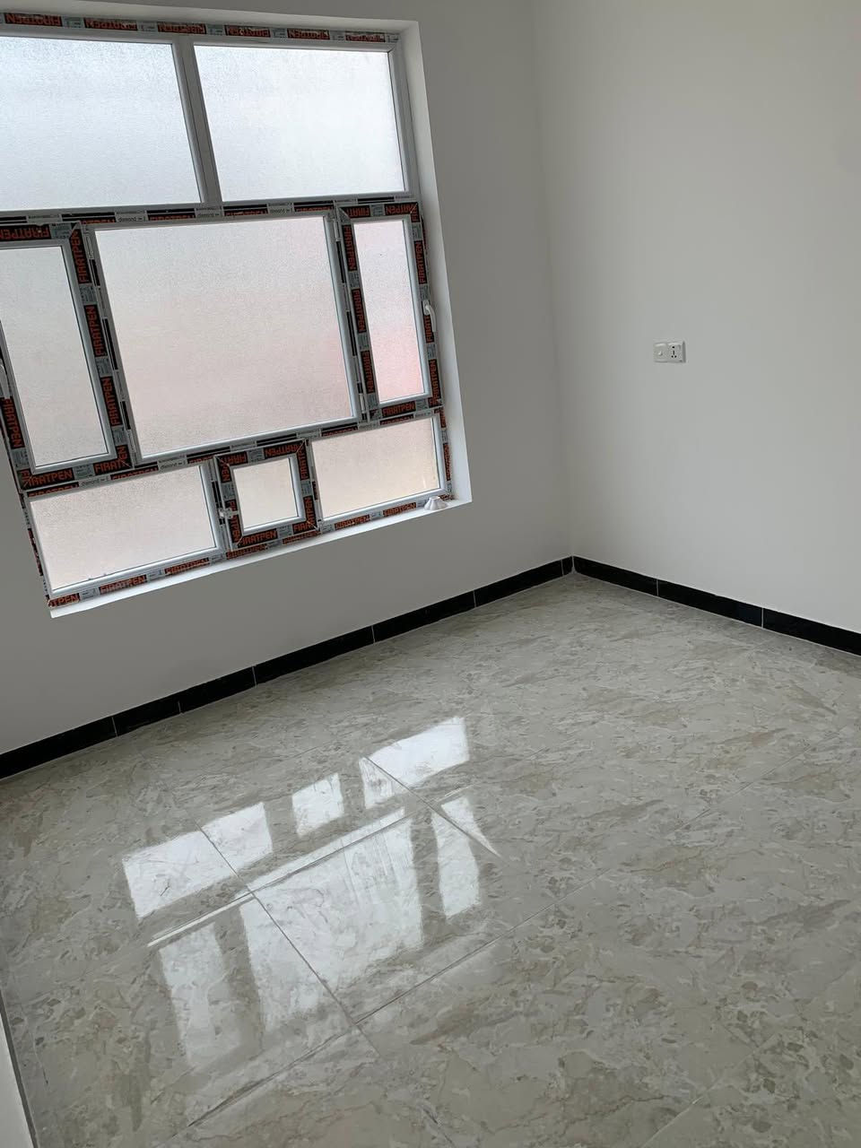 مشتمل طابق ثاني للإيجار الموقع شارع اسواق النفله مجاور مول زيتون يتكون من غرفتين ومطبخ وصحيات يحتوي على خزان ماء وگيزر وماطور ماء البناء حديث 
***********
