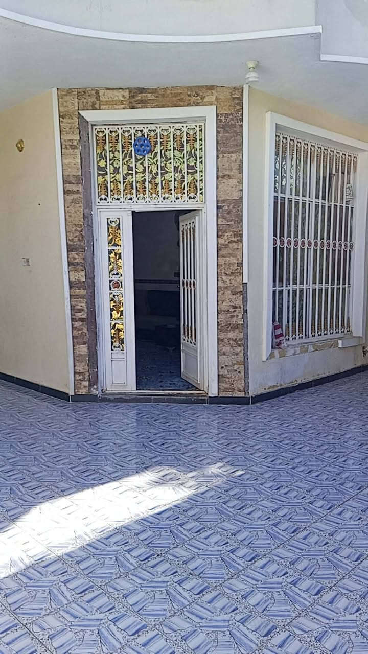 بيت زراعي  مساحه 250م  طابق ونص فرع ابو الماش زراعي مجاور اسواق حمزه يبعد عن شارع بغداد شطره 300 م بالجانب الأيمن في بستان حاج حسون حاج سلمان الشمري 
مكون من غرفتين نوم 5في 4 
وصاله 8 في 4
واستقبال 7 في 4
مطبخ 5 في 4
صاله بالطابق الثاني 6في 5
ومجموعتين صحيه داخليه وخارجه
وكراج كبير
ارقامي
***********
***********
