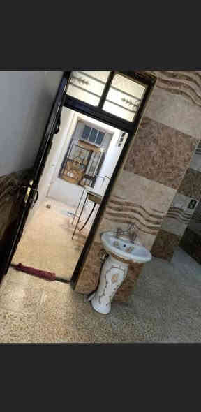 بيت لليجار  المساحه ٢٠٠ متر للستفسار الاتصال***********
العنوان  البلديات تقاطع الكهرباء البيت جديد كلش  
السعر ٦٥٠ الف 
الطابق الاول يحتوي علي حوش جبير وممر جبير وستقبال جبير وصاله جبيره ومطبخ وغرفت نوم وخدمات ومقابيل البيت تشجير البيت عشارع العام 
الطابق الثاني يحتوي على غرفه جبير وصاله وسطح
