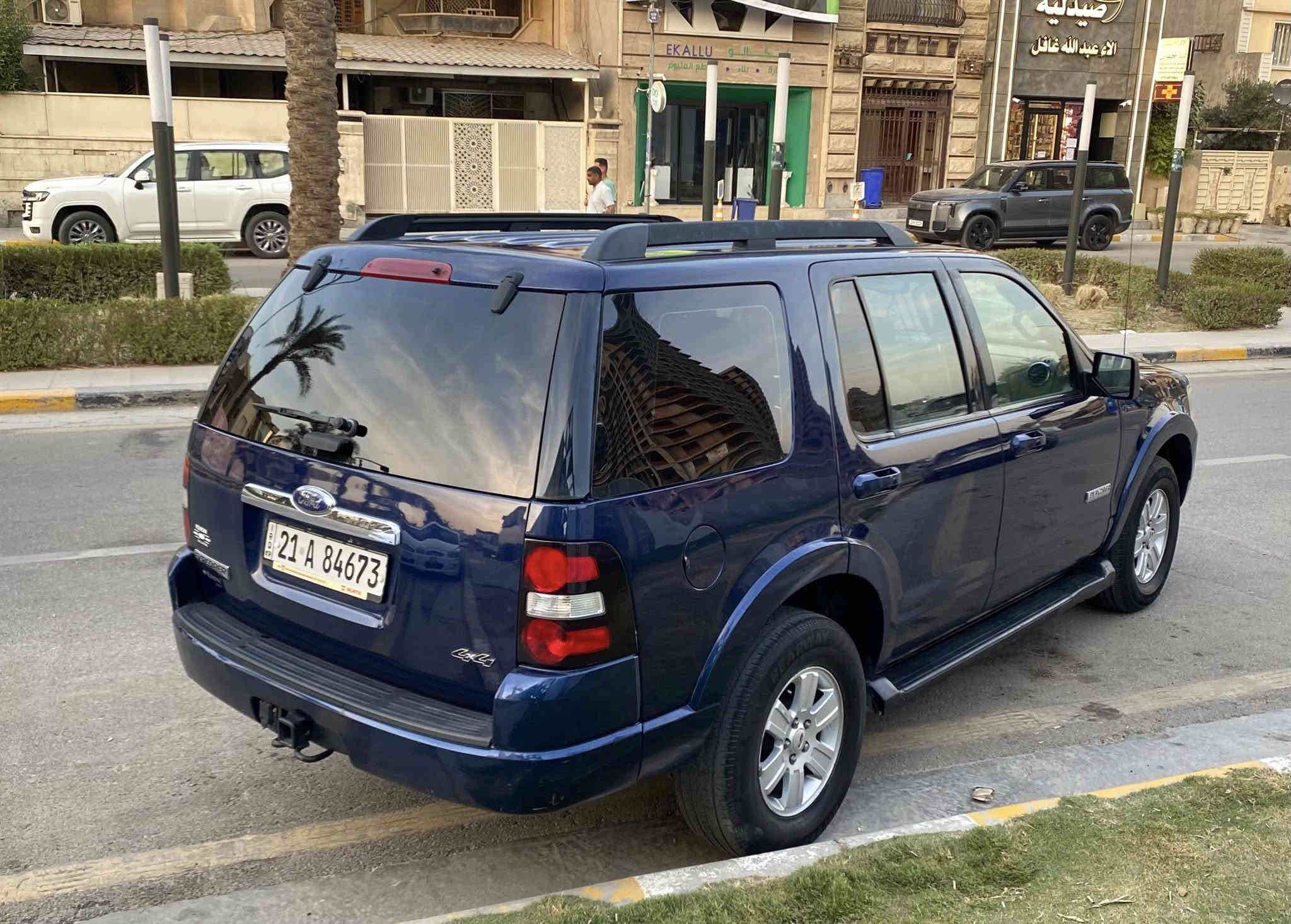 السلام عليكم 
للبيع 
فورد اكسبلورر2008 كلين بدون صبغ فقط دعاميات + بارد خفيف جدا ممبين 
مكينه سته سلندر
خمسه راكب 
قطعتين تبريد 
فور ويل 
تحكمات ستيرن 
كشن سايق كهرباء 
شاشه اندرويد+كاميرا 
رقم سلميانيه الدولي جديد 
تحويل ثاني يوم 
السعر 11000$ وبيها مجال
مكان السياره بغداد اليرموك اربع شوارع
***********
