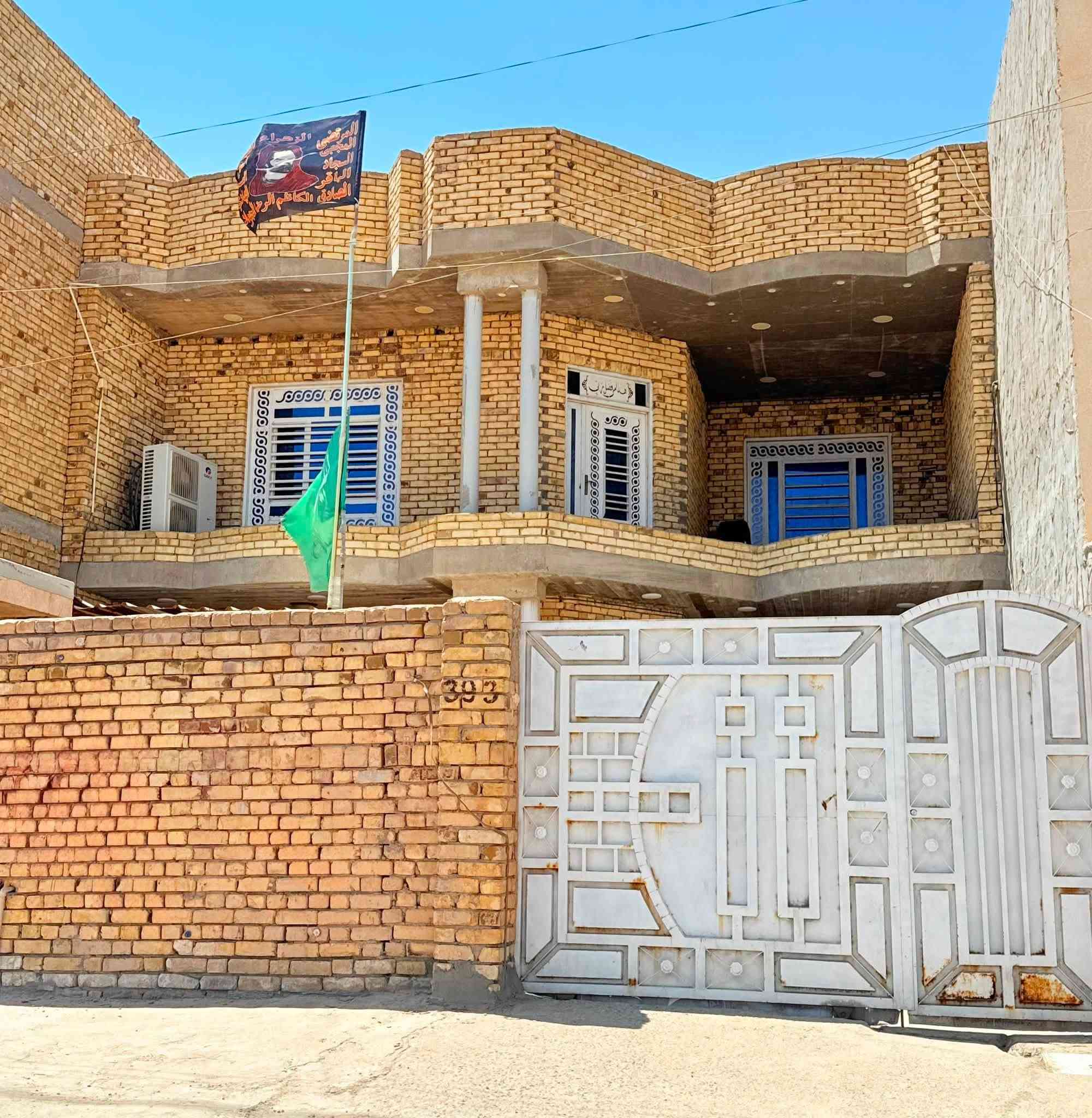الدار للبيع طابقين المساحه 270م الواجهه 10 نزال 27 العنوان حي الفاطميه شارع خدمي الفاطميه مقابل سدة الدفاس البيت ع ساحه الطابق الثاني جاهز ٤ غرف وصاله وغرفه سويت والطابق الأول غرفتين صاله مناور عدد ٢ صحيات مطبخ استقبال للاستفسار / ***********
