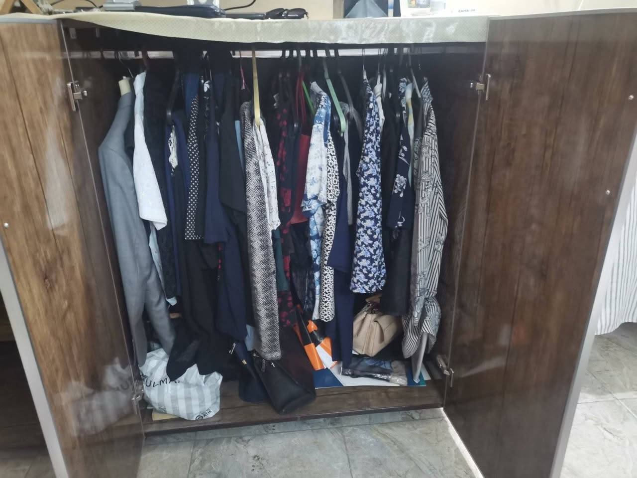 السلام عليكم 
كنتور فندقي خشب تركي HDF دبل بلوك 
كنتور شغل ايد توصاه وبيه جروخ لسهولة الحركة والتنظيف ، حيل جديد 
السعر ٢٥٠ بيه مجال بسيط 
القياسات ١٨٠ عرض + ١٣٠ ارتفاع + ٦٠ عمق 
المكان الدورة / الميكانيك


**إذا كنت صاحب هذا الإعلان وتريد حذفه لأي سبب، رجاءا أرسل رسالة إلى الدعم الفني**