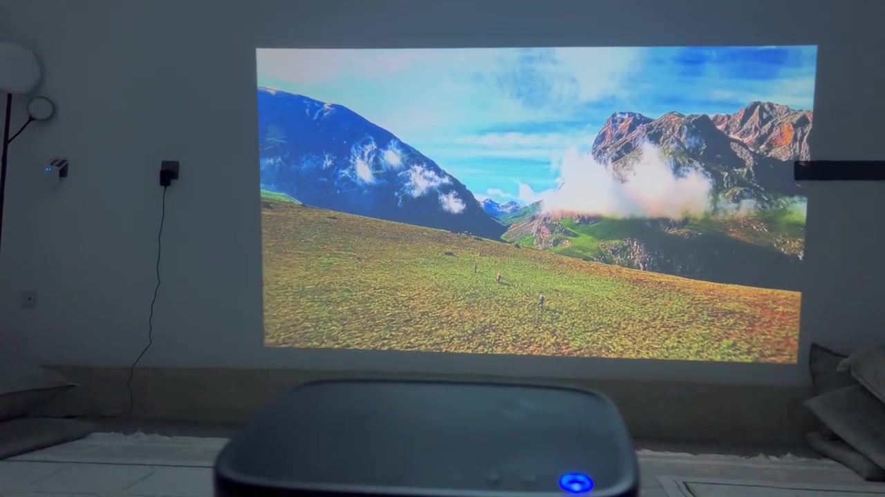 صغير الحجم، كبير الأداء! بروجكتر منزلي محمول بدقة عالية وواضحة جداً 1080P FHD.
• أبرز المميزات:
• اتصال سريع بالإنترنت عبر الـ 5G/2.4G WiFi.
• يدعم خاصية Screen Mirroring لعرض شاشة هاتفك لاسلكياً بكل سهولة.
• يأتي مع جهاز تحكم عن بعد (Remote Control).
• مثالي لمشاهدة الأفلام، مباريات كرة القدم، وألعاب الفيديو مع العائلة.


**إذا كنت صاحب هذا الإعلان وتريد حذفه لأي سبب، رجاءا أرسل رسالة إلى الدعم الفني**