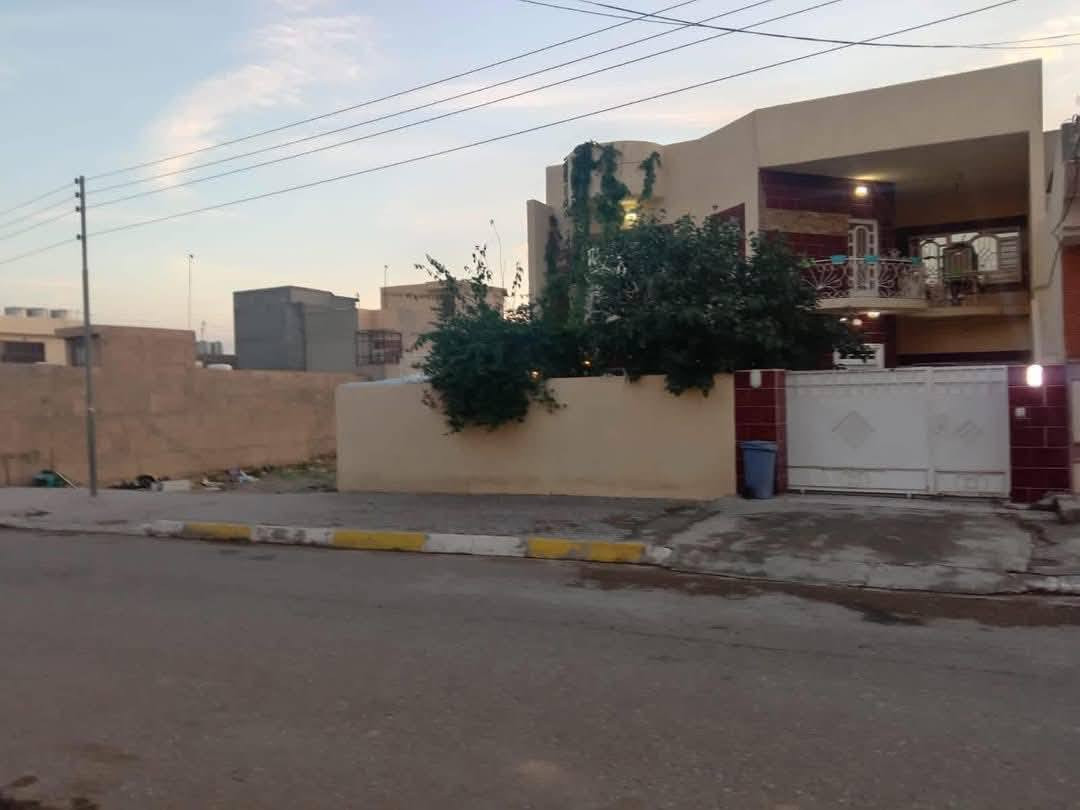 السلام عليكم بيت للبيع ٣٠٠م طابو طابقين البيت يتكون من استقبال ومطبخ حار وبارد مع كاونتر واستقبال جبير وهول داخلي والصاله مع مجمع درج ومغاسل وغرفة نوم وقاط ثاني نفس الجوه بس مابي مطبخ بس غرف نوم مع نظام دكتات مع حديقه جبيره العنوان خانقين خلف الملعب قرب المدارس للاستفسار الاتصال على الرقم ***********
