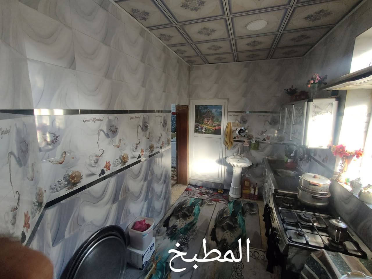 بيت للبيع 100 متر مربع طابقين يحتوي على ثلاث غرف وصاله ومطبخ واستقبال وصحيات عدد 2 في كربلاء الچاير فرع صمون البتول قرب السوق يبعد عن الامام واحد كيلو متر السعر 150 وبي مجال للاستفسار ***********
