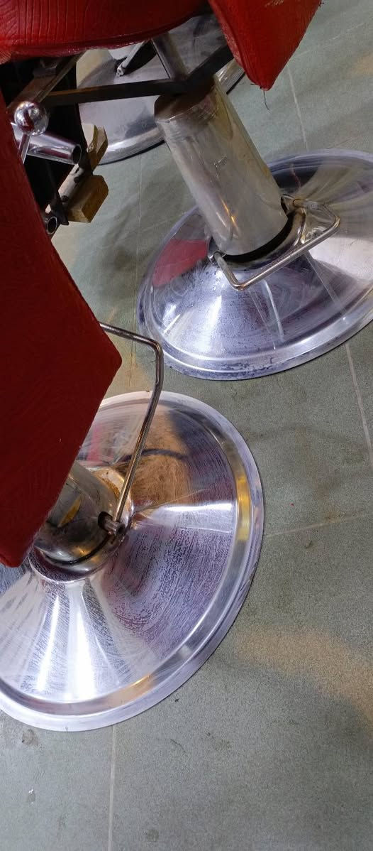 كراسي حلاقه نضيفات جدا السعر 180 بيهن مجال بسيط كربلاء ***********
