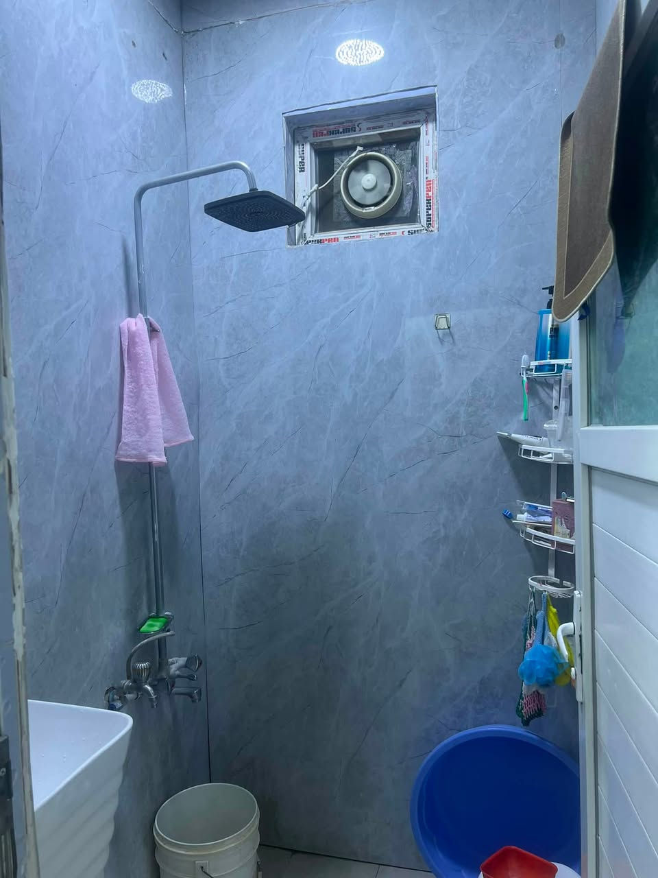 بيت 55 متر واجهه 5 ونزال 11  للبيع البلديات حي التراث في بضهر حي الصناعي بضهر طابو الزراعي يم زين القوس بالزراعي وعندي تصوير فديو الى وللفرع هم بس مدينزلن للتواصل *********** بي واتساب هم
