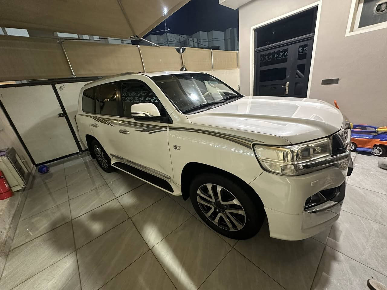 لاندكروز VXR  2016
سياره كفاله عده بارد جداً بسيط الجاملغ الامامي 
محرك 5700 مواصفاتها فووول 
ماشيه 190 الف كيلو 
بصمات 
سلايت 
ويل كروم 
كراسي كهرباء 
شاشات عدد 4 DVD
دبل ماوس 
مري كهرباء واغلاق قلاب عند الرجوع 
ومواصفات كثيره 
رقم اربيل 
مكانها نجف
‭0772 669 6677‬
السعر 470
